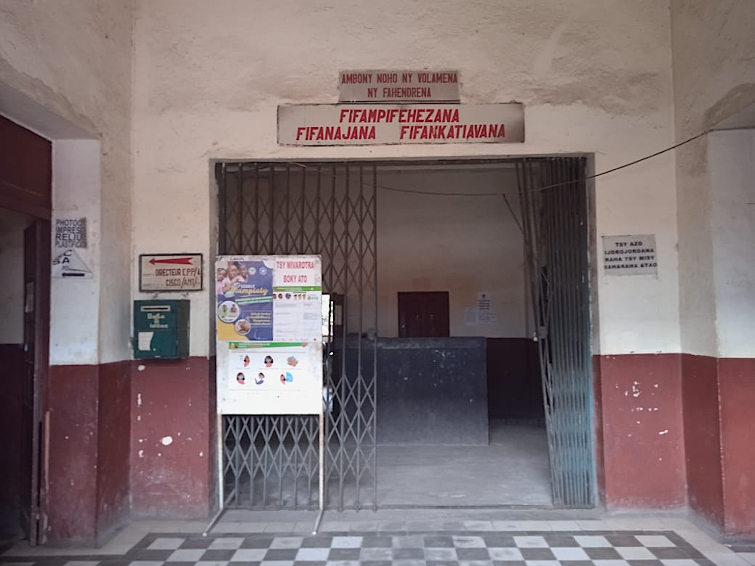 L’école et collège d’Analakely, au centre d’Antananarivo, est un établissement grand et ancien qui héberge aussi les bureaux des fonctionnaires de la CISCO du quartier du centre © Globe Reporters