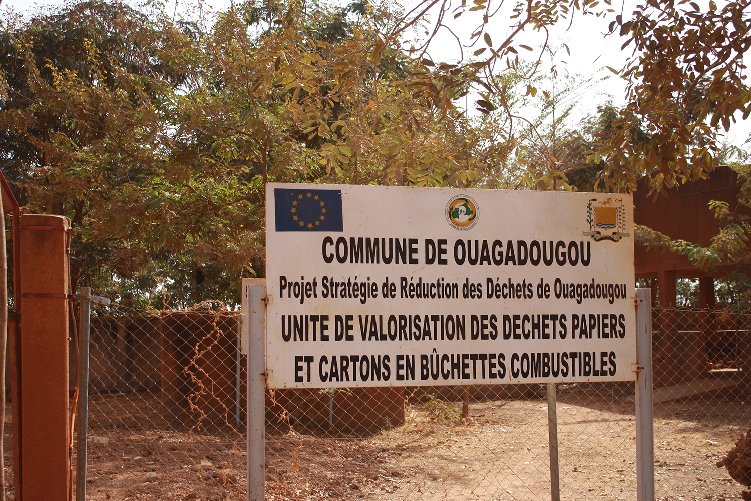 Entrée de l’Unité de valorisation des déchets de Ouagadougou, un espace de 70 hectares à ciel ouvert où sont traités les déchets de la capitale burkinabée. 