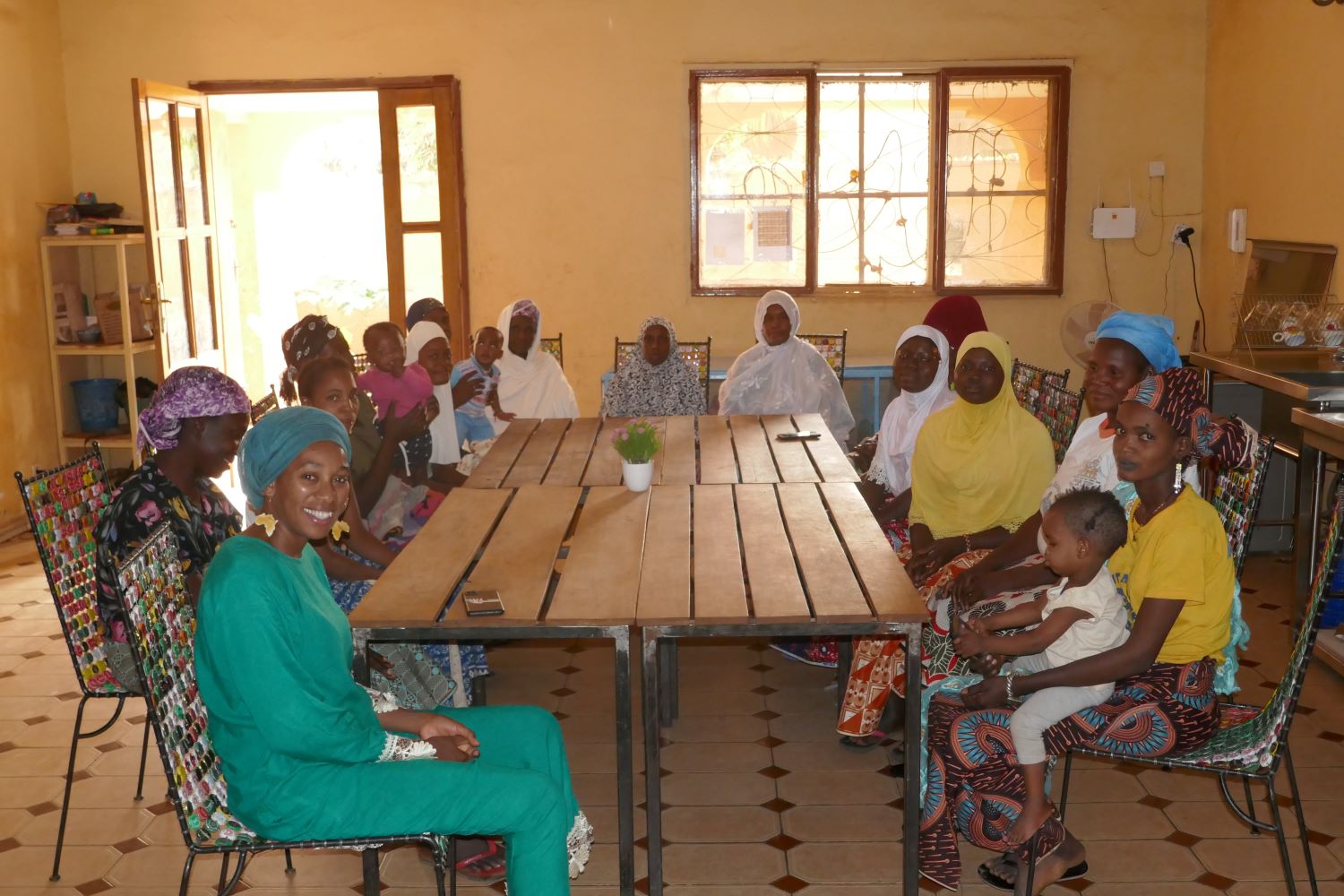 Quelques femmes vivant au foyer FAMA sont réunies dans le salon de la maison pour saluer les globe-reporters à travers cette photo et leur remercier pour l’intérêt à propos de la situation de sécurité au Burkina Faso © Globe Reporters