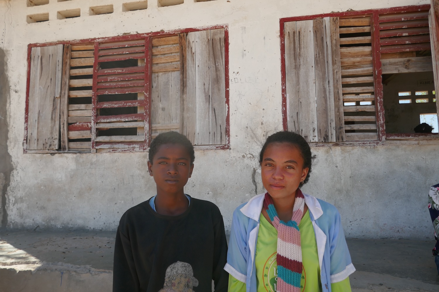 L’accès à l’eau potable est différent pour Robert et Tanissah. C’est selon la distance de leur maison au pont d’eau potable le plus proche © Globe Reporters