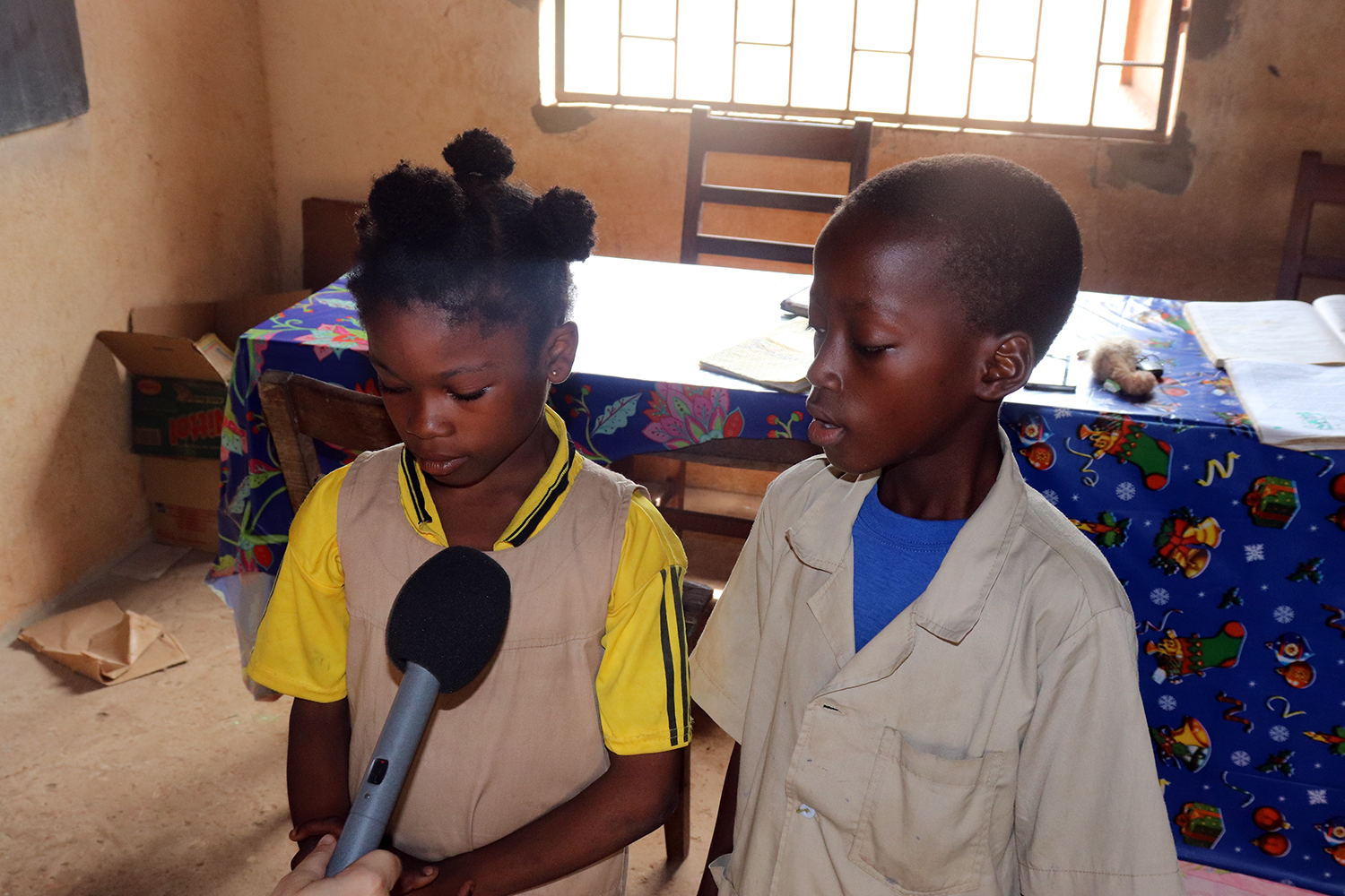 Les élèves Fafoumi et Ismaili présentent leur école de Kandévié en langue yoruba et en français.