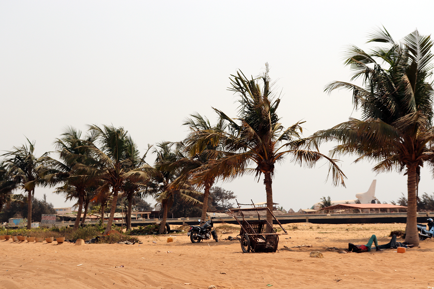 Fidjrossé est le quartier des plages de Cotonou. Ses rues sableuses, balayées par la brise marine, donnent l’impression d’être en vacances.