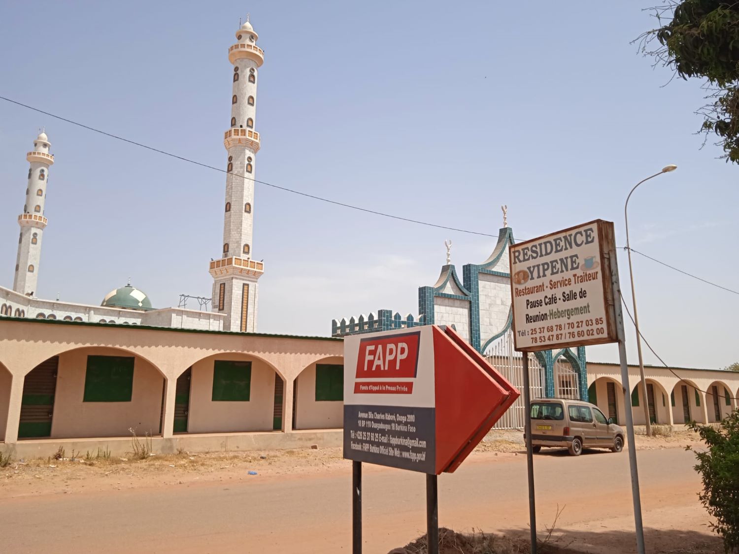 La grande mosquée de Ouaga 2000 est située à côté de l’endroit où l’envoyée spé-ciale réalise l’entretien avec Olivia BAYALA © Globe Reporters