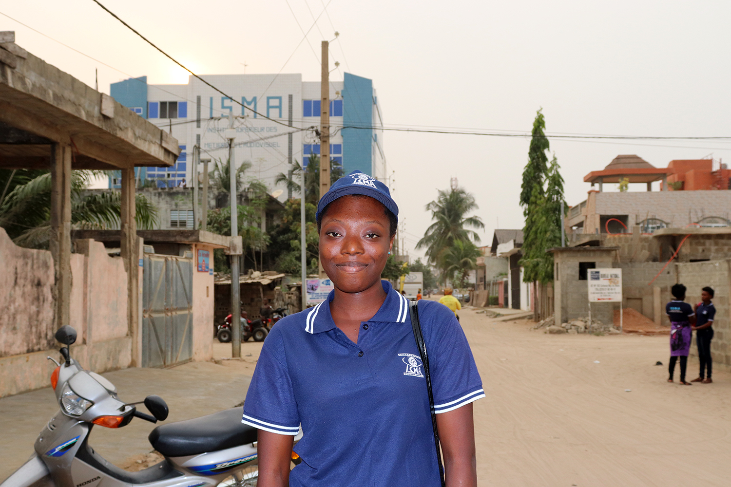 Colette AKALONGU veut être journaliste depuis toute petite. Sa vocation est née en regardant travailler les journalistes à la télé et à la radio