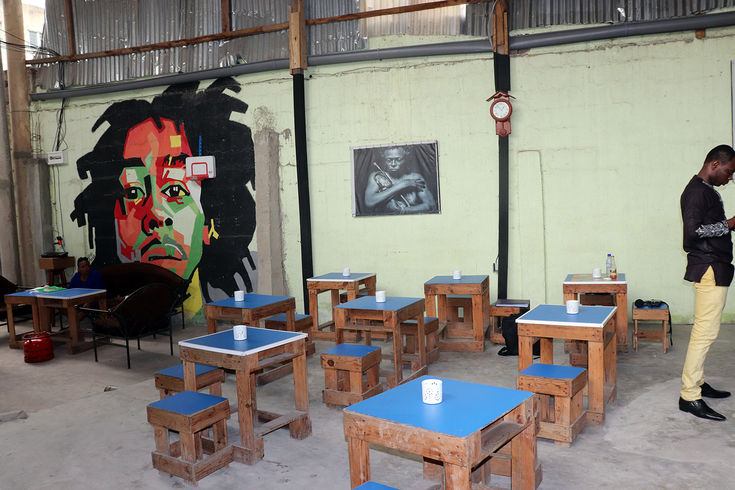 Africa Soundcity abrite un bar dont les recettes aident le centre culturel à se maintenir économiquement, faute de subventions publiques. 