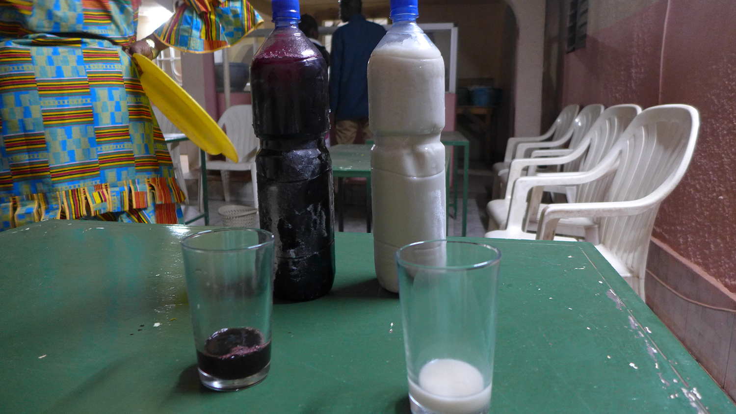 À part la bière, voici deux boissons typiquement burkinabés : le zom kom (bouteille blanche) et le jus de Bissap (bouteille rouge). 