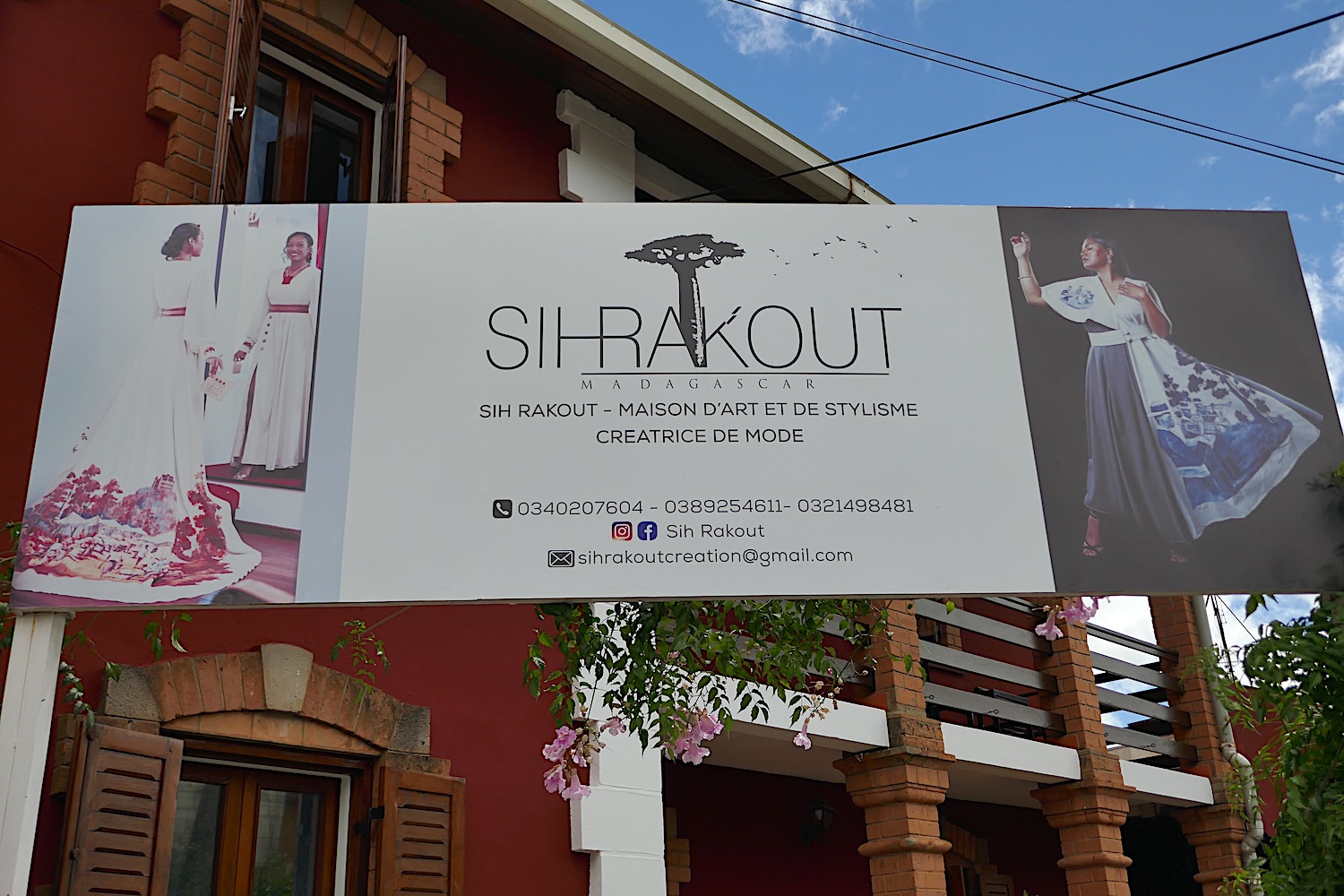 Panneaux de la boutique de Sih Rakout à l’entrée, dans le quartier Antaninandro à Antananarivo © Globe Reporters