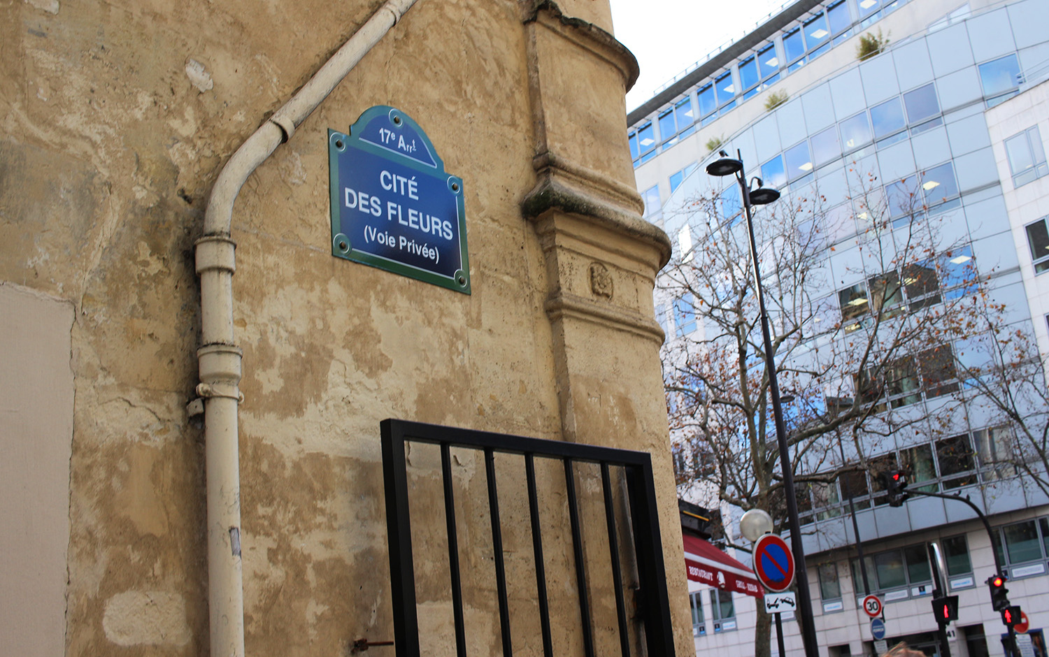 Après un petit périple à vélo à travers Paris, Chloé se rend à Cité des fleurs, une rue privée du 17 arrondissement de Paris © Globe Reporters