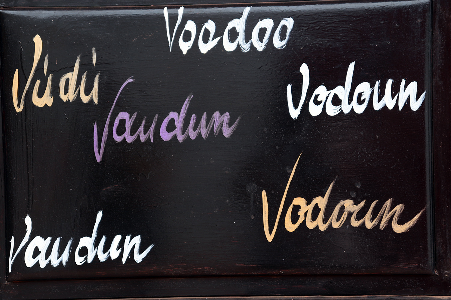Le vaudou se pratique dans diverses régions du monde et les ortographes diffèrent.