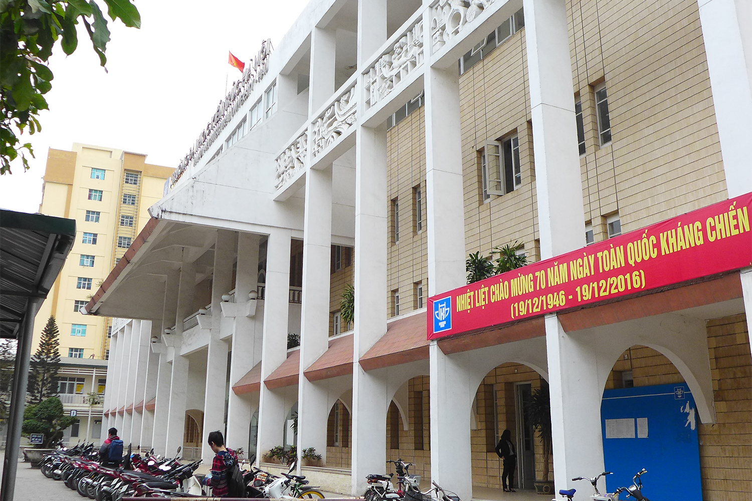 L’université d’architecture de Hanoi. Et toujours, un parking à scooters !