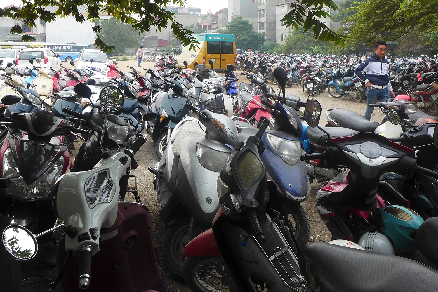 Un parking à scooters, comme il y en a beaucoup à Hanoï. A l’entrée, une personne note le numéro de la plaque, et l’on paie en fonction du temps resté à la sortie. Le plus dur : retrouver son scooter parmi tous ceux qui sont là !