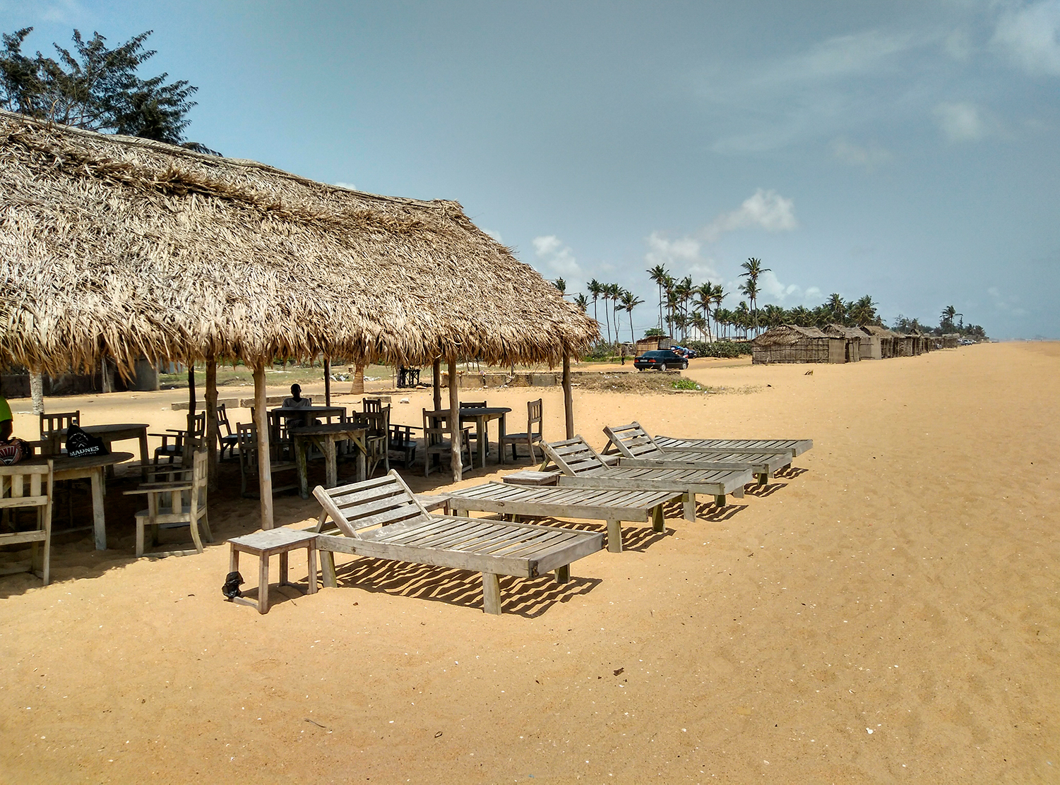 La plage de Cotonou est pleine des paillotes où les habitants de la ville vont les week-ends pour passer la journée et manger face à l’océan. 