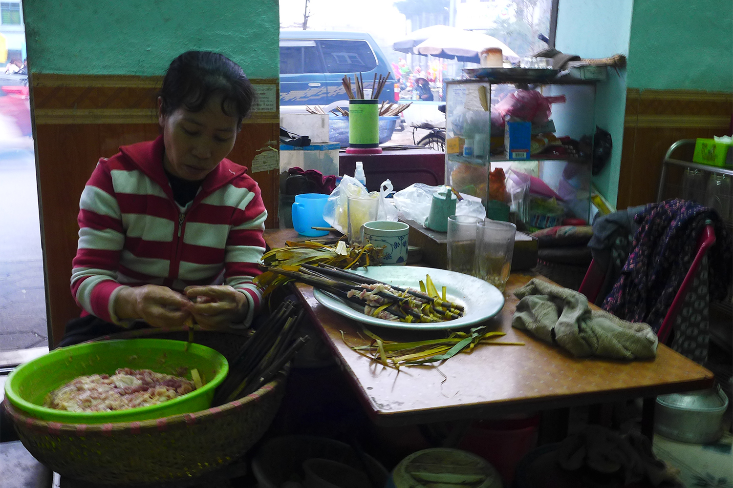 Le Bun Cha est un bouillon dans lequel sont plongés des légumes, de la viande, des nouilles.