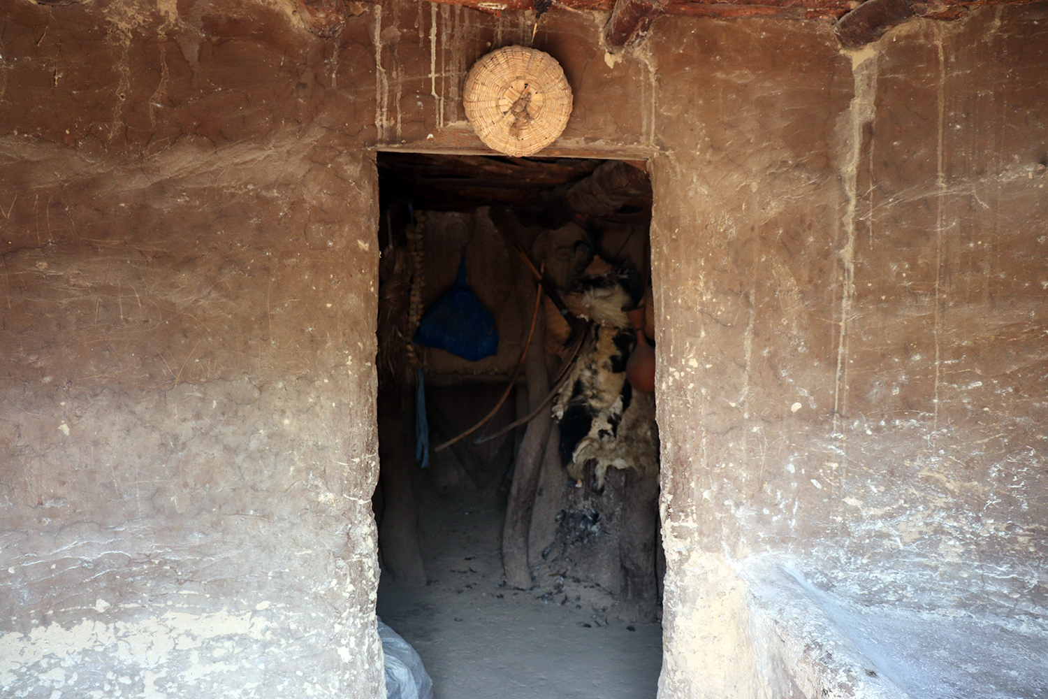 Entrée d’une tata somba. Les portes sont petites et étroites. Le rez-de-chaussée est l’espace où dorment les animaux et le chef de famille. 