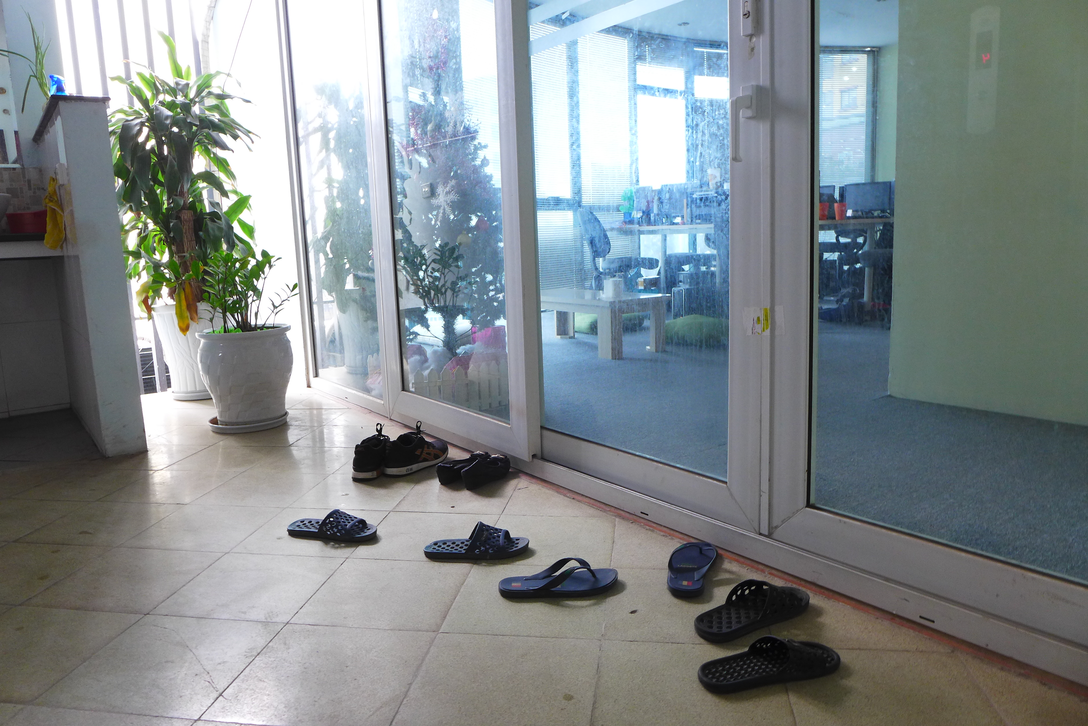 Avant d’entrer dans certains bureaux, au Vietnam, il faut se déchausser ! Les gens travaillent pieds nus parfois à leur bureau. Et quand il pleut, c’est obligatoire !