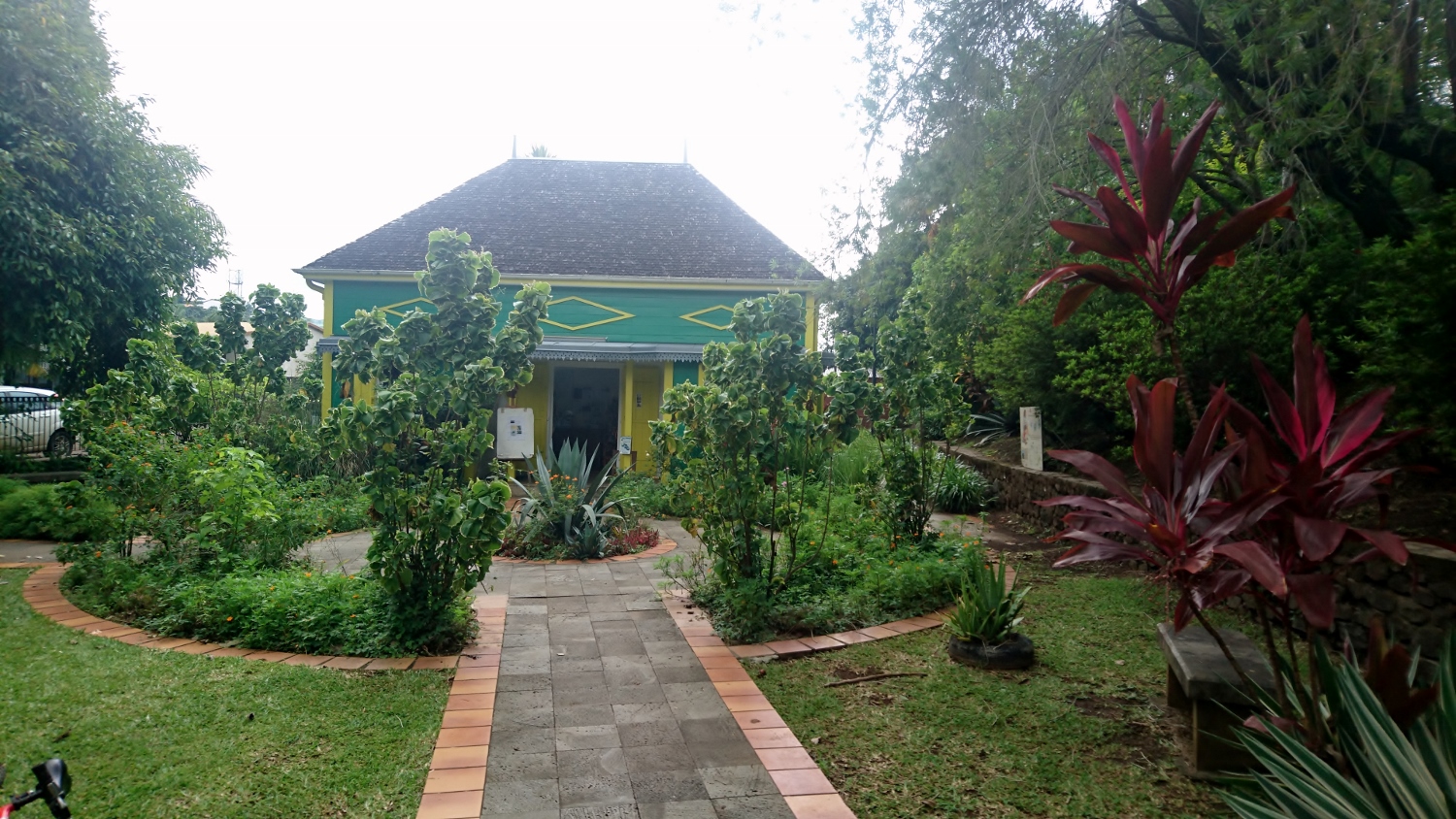L’office de tourisme de l’Entre-Deux a pris place dans une maison créole traditionnelle.