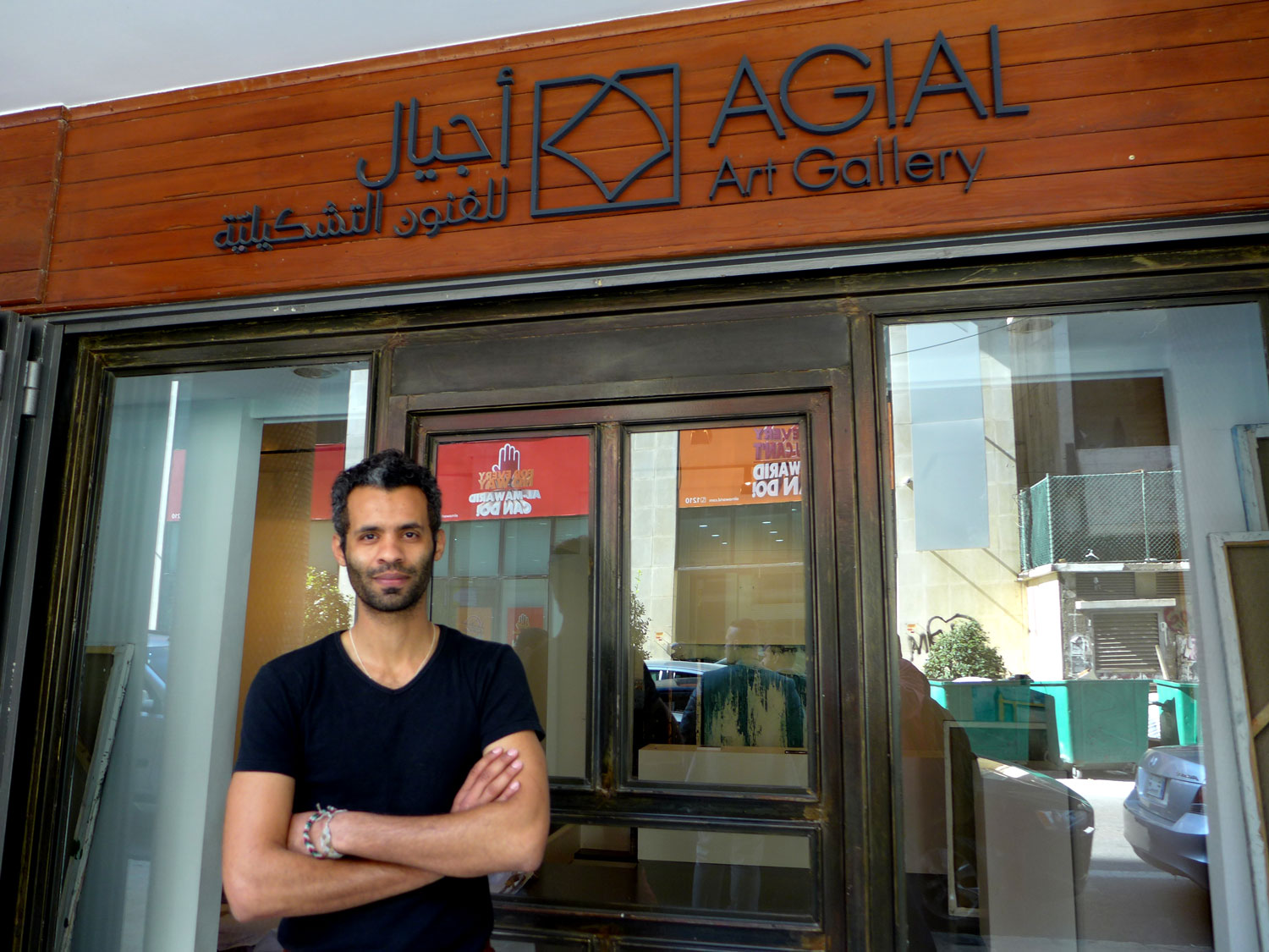 Abdel Rahman el Katanani devant la galerie qui expose ses œuvres à Beyrouth, dans le quartier de Hamra.