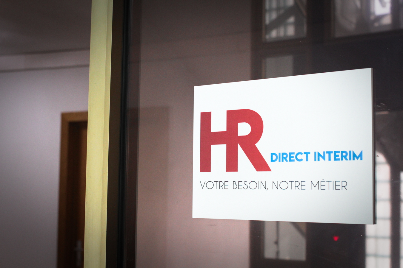 L’agence Direct Interim se situe dans la rue Domnita Ruxandra, dans un quartier populaire proche du centre-ville. Dans cet immeuble, d’autres entreprises sont installées. 