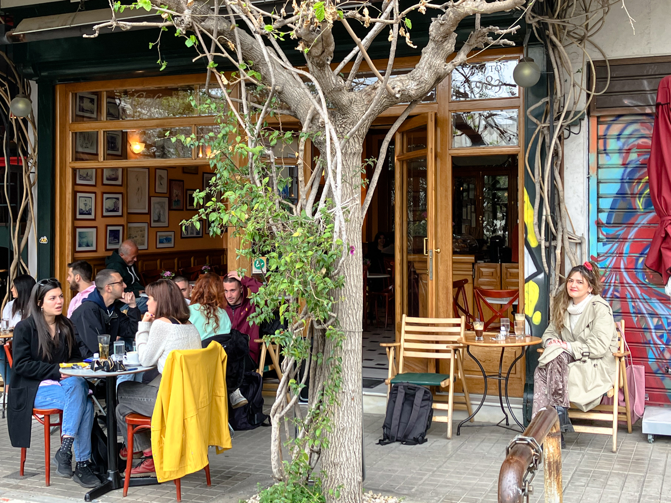 Aggeliki NIKOLARI à la terrasse d’un café athénien du quartier d’Exarcheia © Globe Reporters