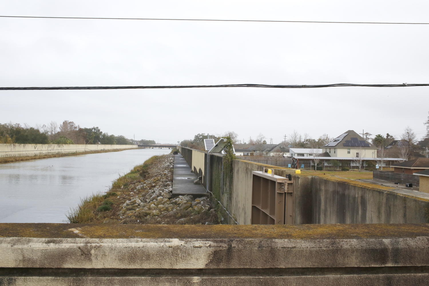 Le tour commence au London Avenue Canal, dans le quartier de Gentilly où une brèche s’est ouverte dans la digue. A l’origine, les canaux de La Nouvelle-Orléans servent à évacuer l’eau des pluies et éviter les crues. En 2005, les digues ont cédé. Le canal est situé au-dessus du niveau des maisons et l’eau s’est déversée rapidement © Globe Reporters