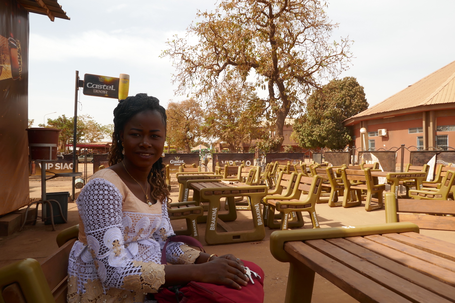 Alice NIKIEMA au siège du SIAO, le Salon International de l’Artisanat à Ouagadougou, où l’entretien a lieu © Globe Reporters