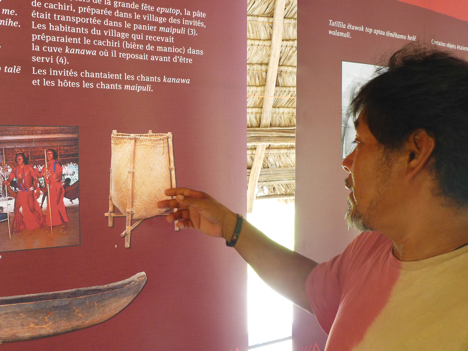 Aluke montre le sac contenant les objets rituels du maraké.