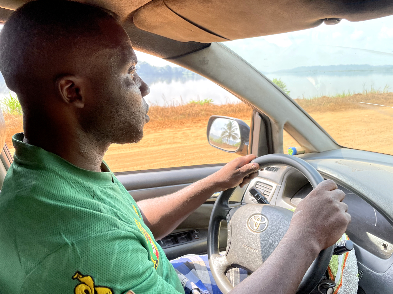 Gabriel, le chauffeur du taxi collectif sur la piste qui longe le fleuve Sanaga en direction de Dizangué et le lac Ossa © Globe Reporters