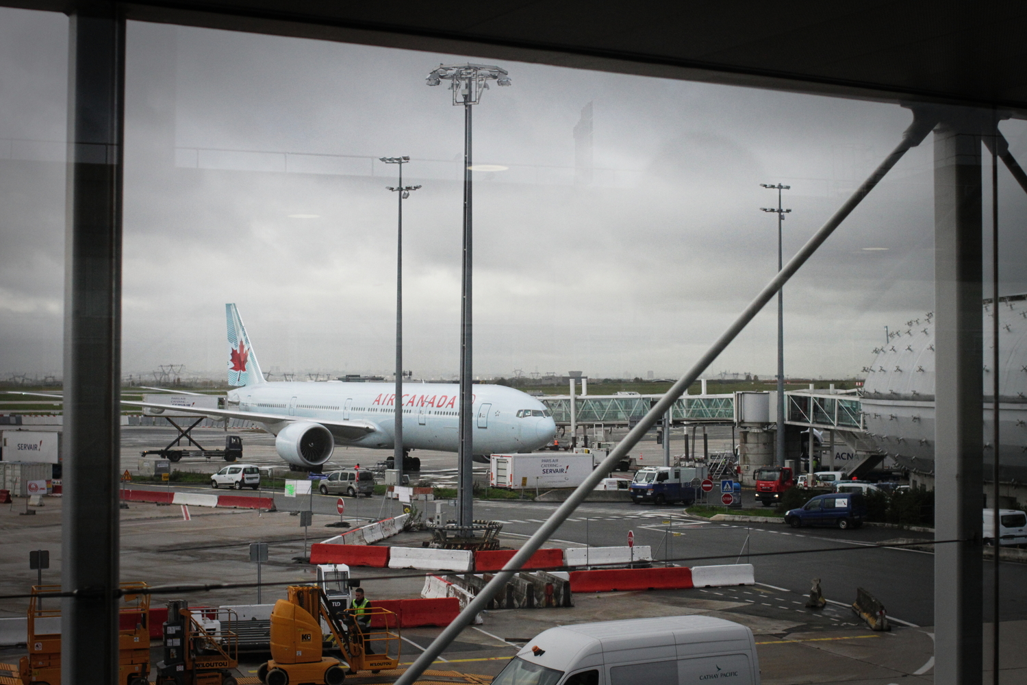 À l’aéroport Roissy-Charles de Gaulle, l’avion Air Canada que je vais prendre attend sur le tarmac © Globe Reporters