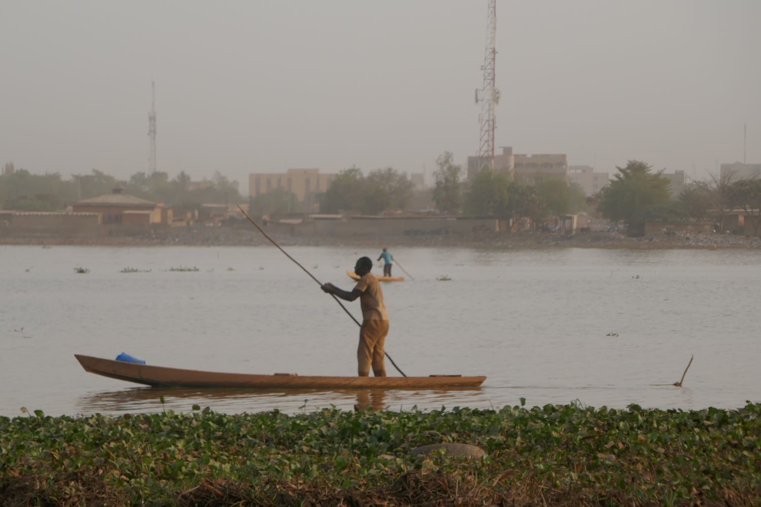 Avec leurs pirogues, ces pêcheurs gagnent leur vie en vendant leurs poissons en fin de la journée © Globe Reporters