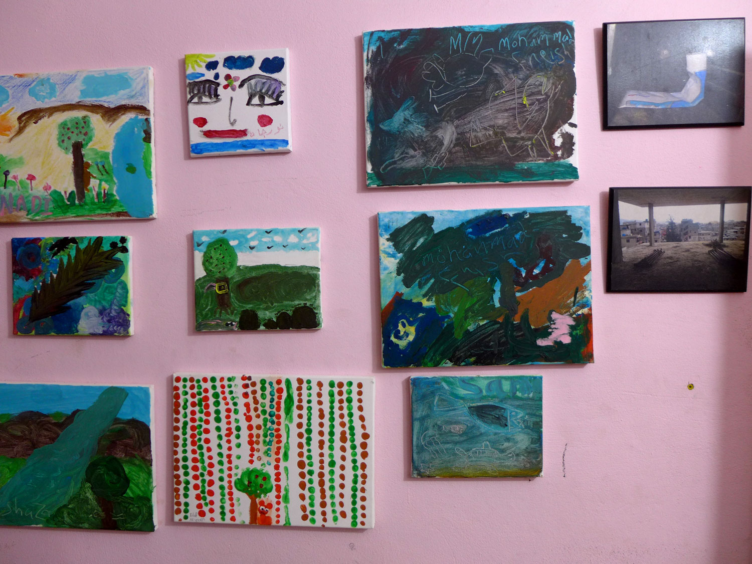 Photos et peintures d’élèves de l’école de Basmeh et Zeitooneh.