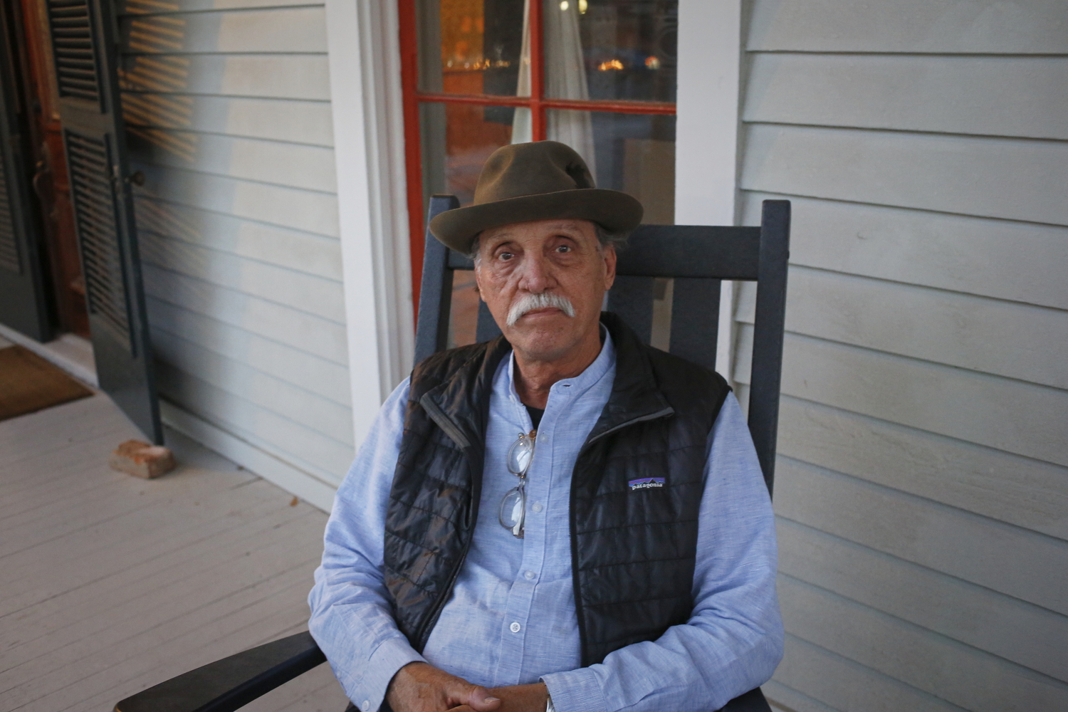 Portrait de Barry Jean ANCELET sur le porche de la Maison Roy © Globe Reporters