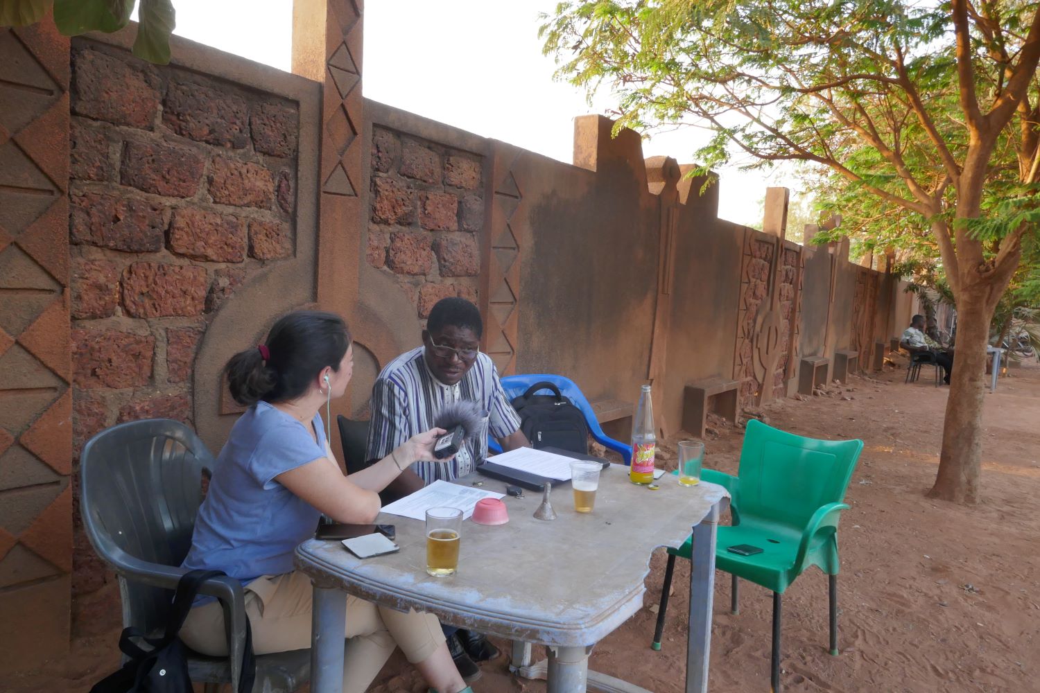 Installés sous un arbre à l’enceinte du Musée national, Tatiana et Calixte réalisent l’interview des globe-reporters un après-midi. Entre deux questions, ils se désaltèrent de boissons fraiches ou « sucreries » comme on appelle les sodas au Burkina Faso © Globe Reporters