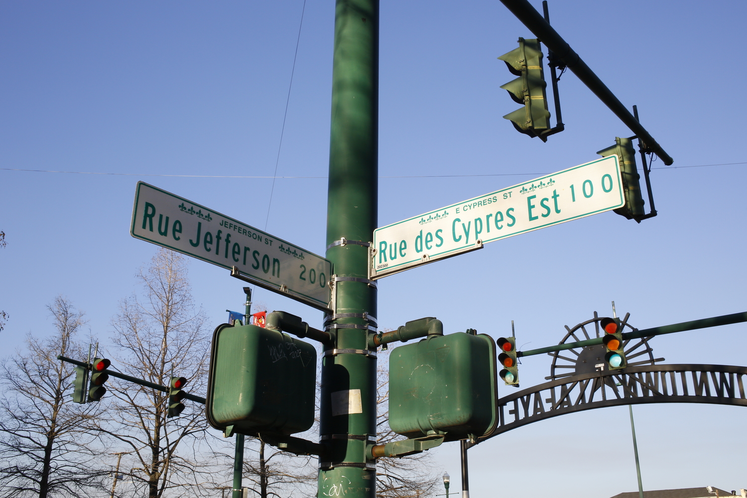 Les rues sont indiquées en français © Globe Reporters