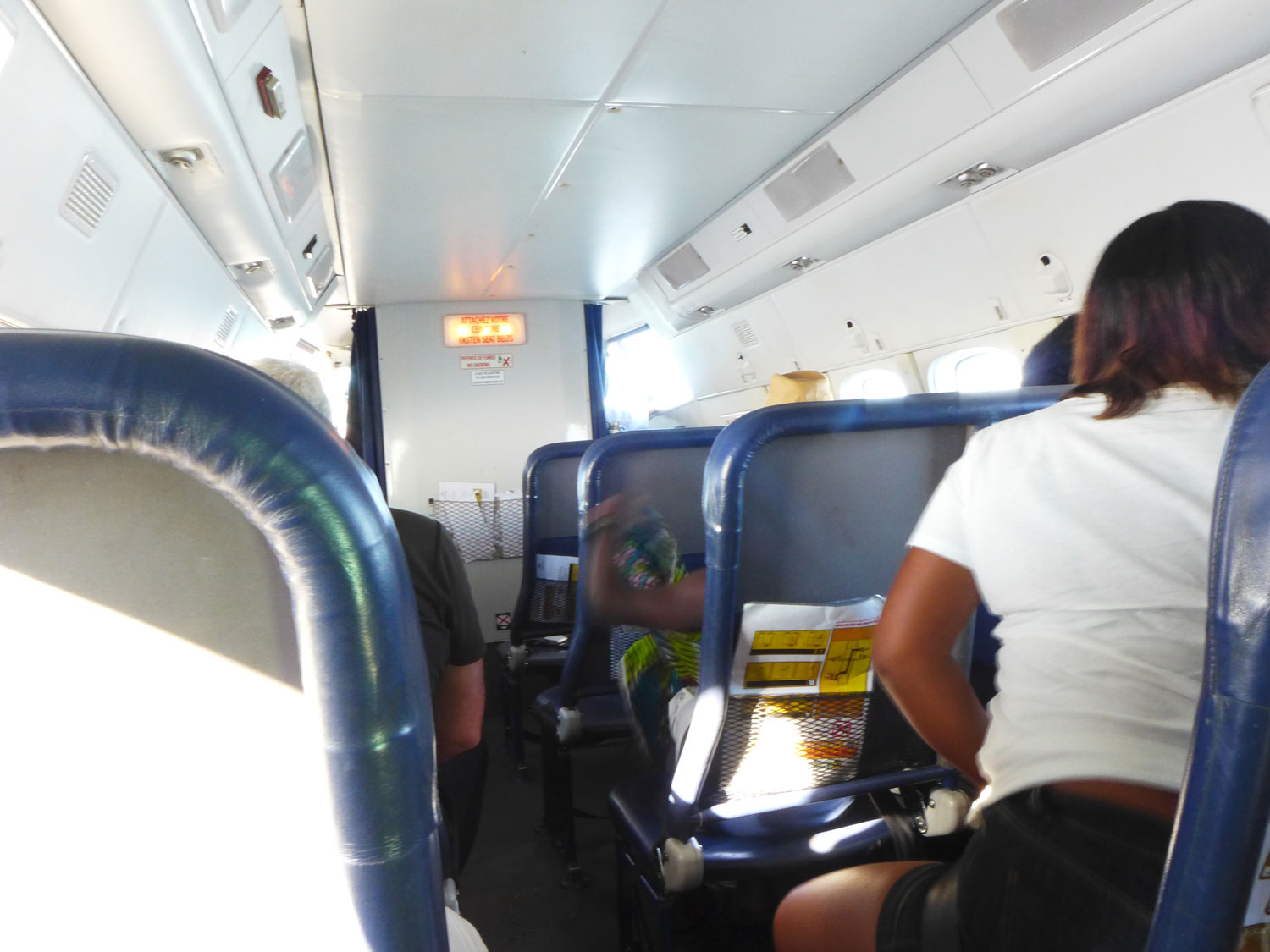 Avant de monter à bord de l’avion pour Maripasoula, certaines règles sont à respecter. Le poids des bagages est limité à 10 kilos, sinon il faut payer un supplément de 3 euros par kilo. Chaque passager est également pesé.