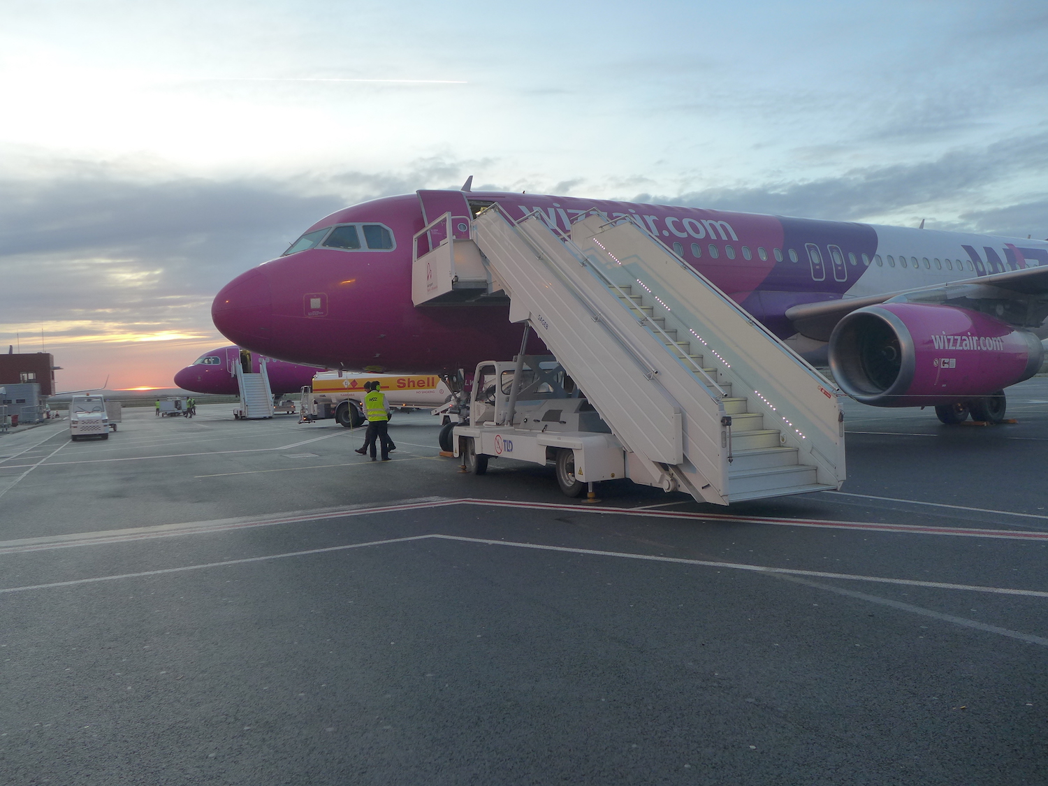 L’avion est rose, tout comme le ciel au lever du soleil, ce matin-là.