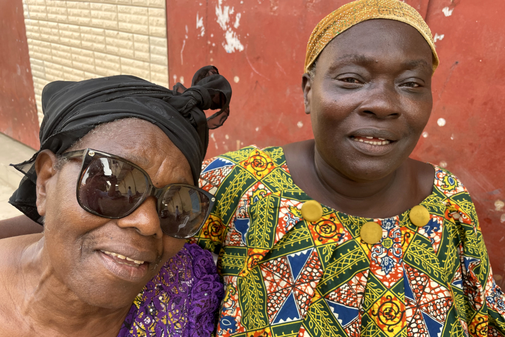 Adidja et son amie Cécile rencontrées dans le quartier de Congo à Douala © Globe Reporters