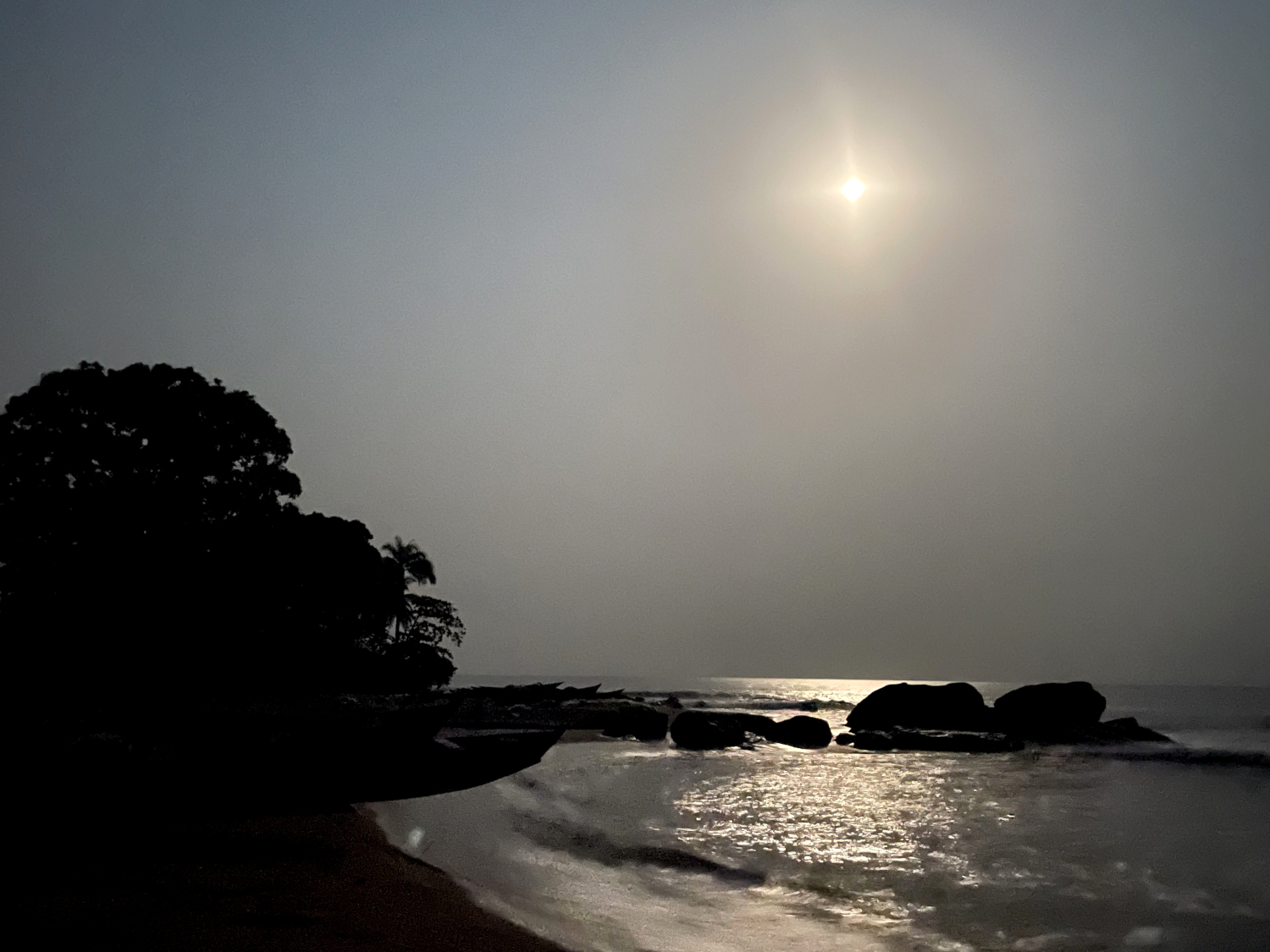 La lune est presque pleine lorsque Raphaël arrive sur la plage d’Ebodjé à 5h du matin pour accompagner Blaise et Alexis à la pêche. © Globe Reporters