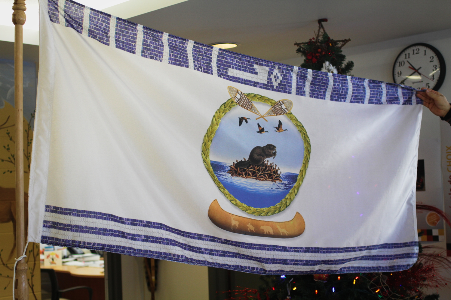 Le drapeau des Hurons-Wendats. En haut, une ceinture wampum en perle. Au milieu, le castor, symbole de la communauté. Puis, en bas, les quatre animaux des quatre clans.