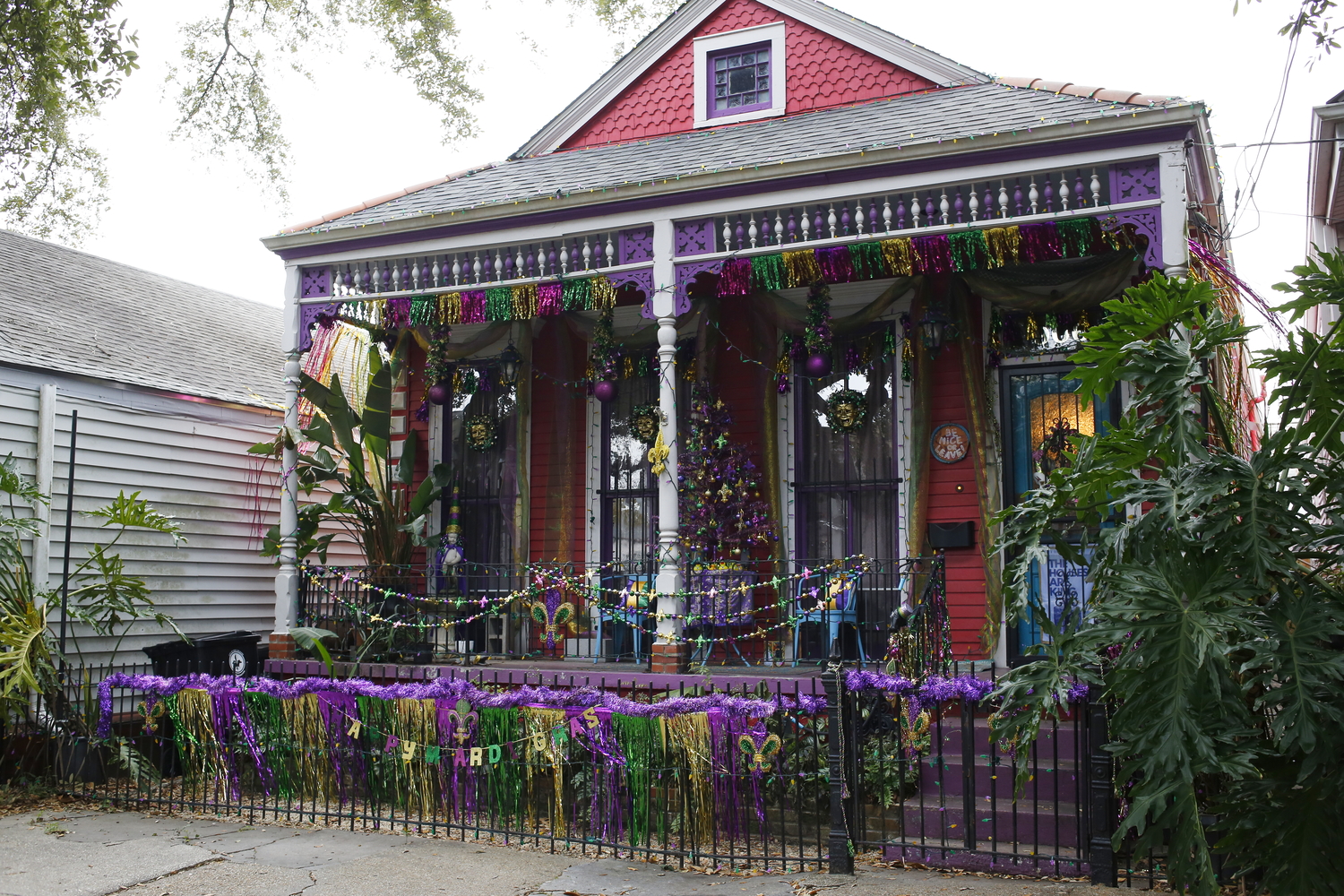 Une maison bien décorée pour Mardi Gras © Globe Reporters