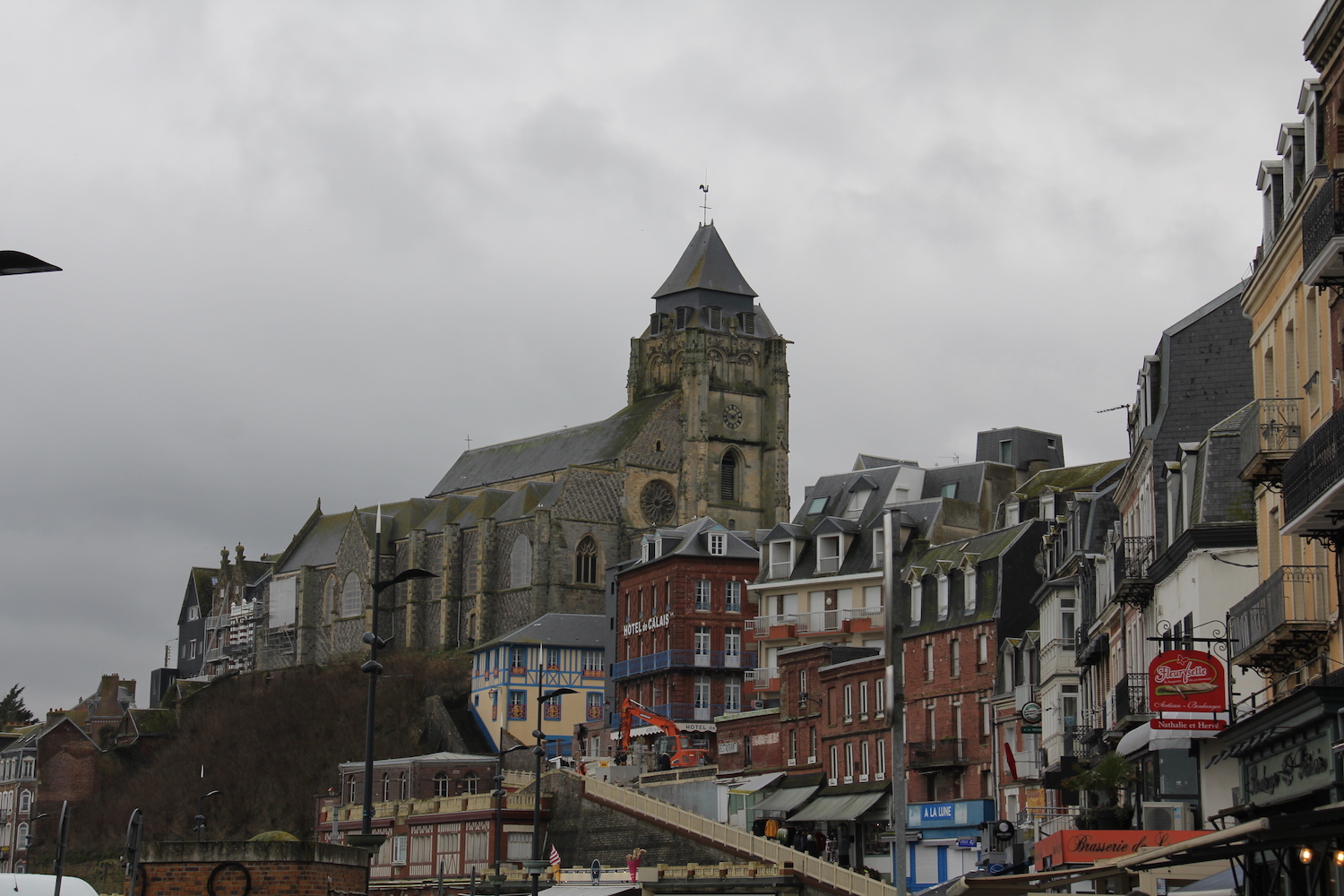Sur son promontoire, l’église Saint-Jacques du Tréport domine la ville © Globe Reporters