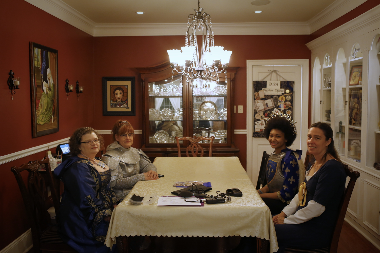 De gauche à droite : Amanda, Antoinette, Marley et Nathalie, autour de la table où se déroule l’interview © Globe Reporters