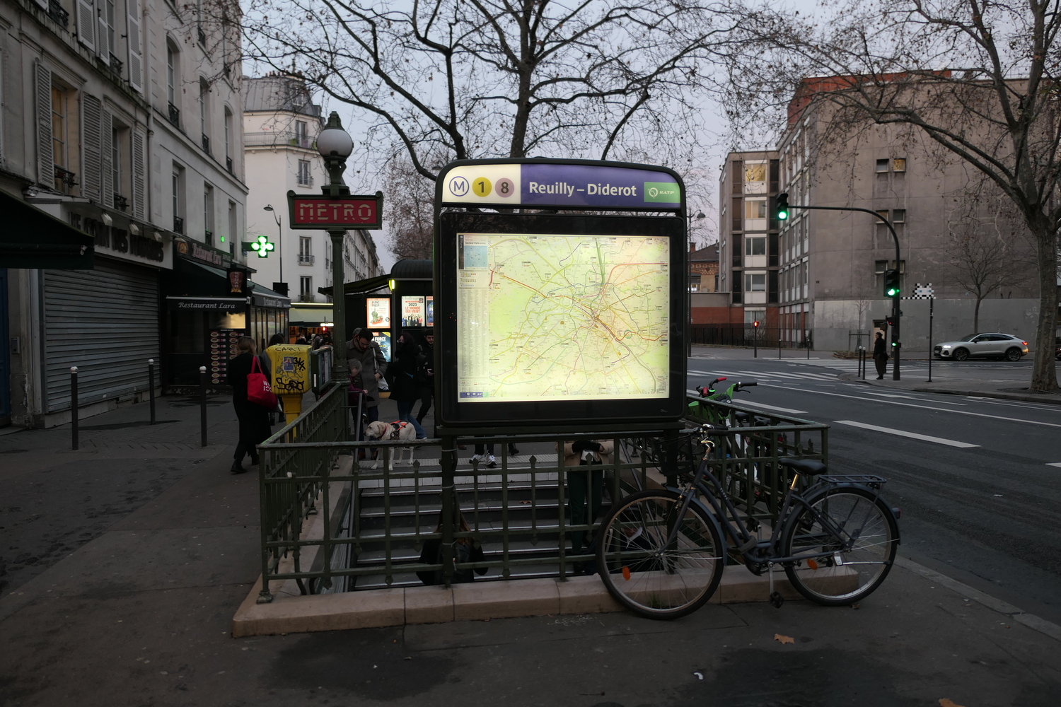 Océane SEGURA prend la ligne 1 du métro à la station Reuilly-Diderot, direction le sixième arrondissement de Paris © Globe Reporters