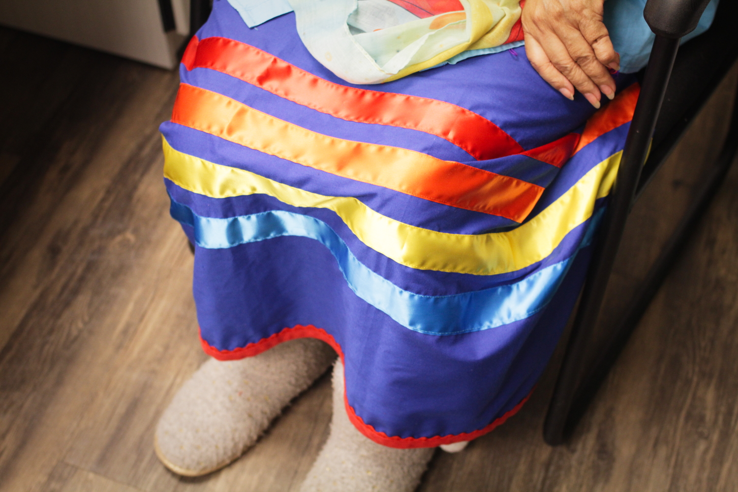 La jupe de rubans de Dianne, un habit traditionnel qu’elle met pour transmettre les savoirs. 