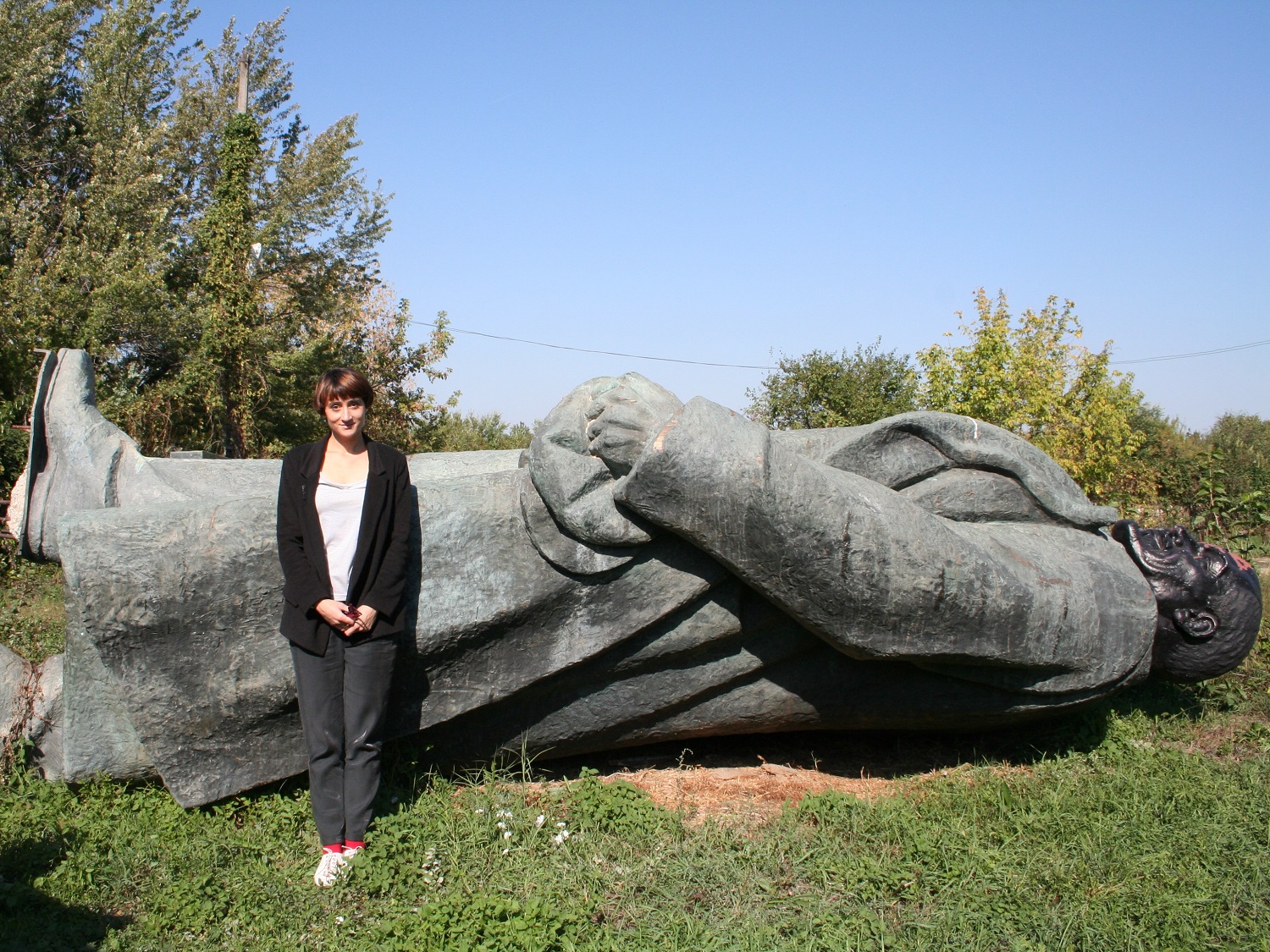 Ioana CIOCAN devant la statue de Lénine, en 2012 (photo Ioana Ciocan).