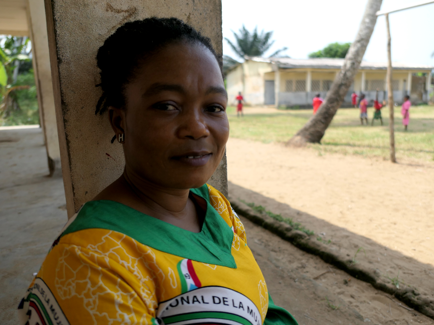 Madame BLANCHE, professeure des écoles à l’école primaire d’Ebodjé © Globe Reporters