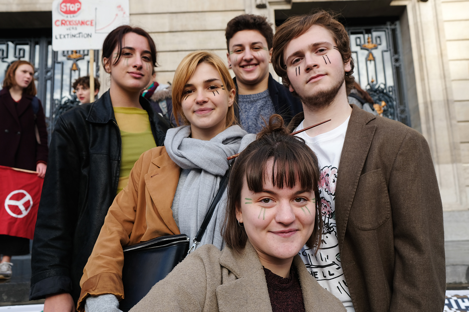 Gaultier, Agathe, Victoire et Salomé sont étudiants à Lille. Gaultier est membre du mouvement Youth for Climate et il a motivé ses amies pour chanter sur les marches de l’opéra.