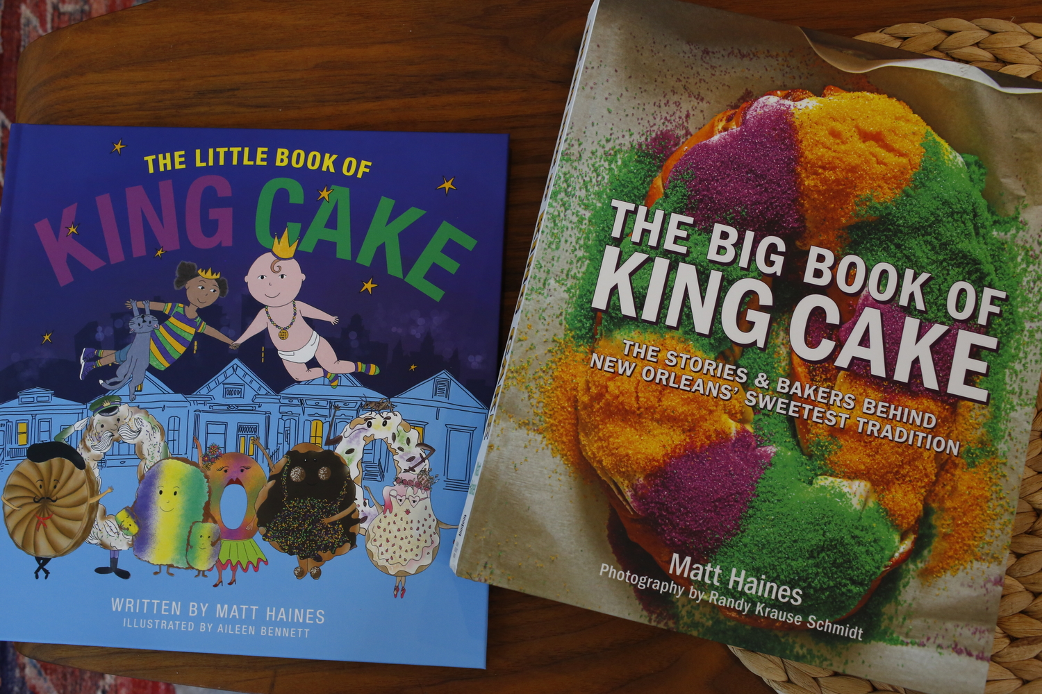 Les deux livres de Matt sur le King cake © Globe Reporters 