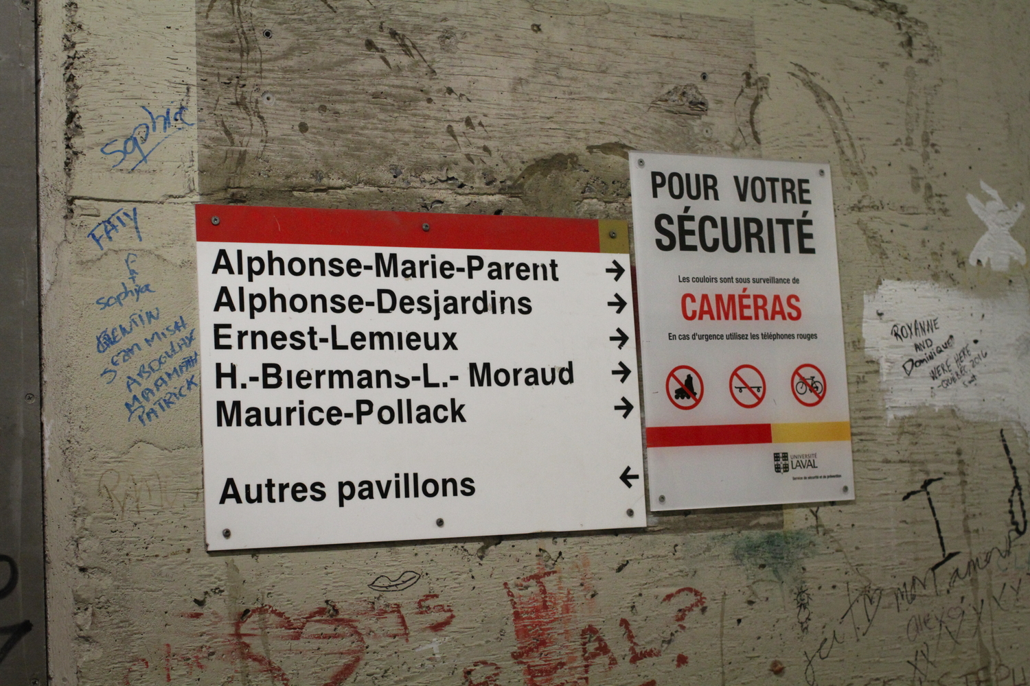 Un panneau d’indications qui permet de se diriger dans les souterrains. 