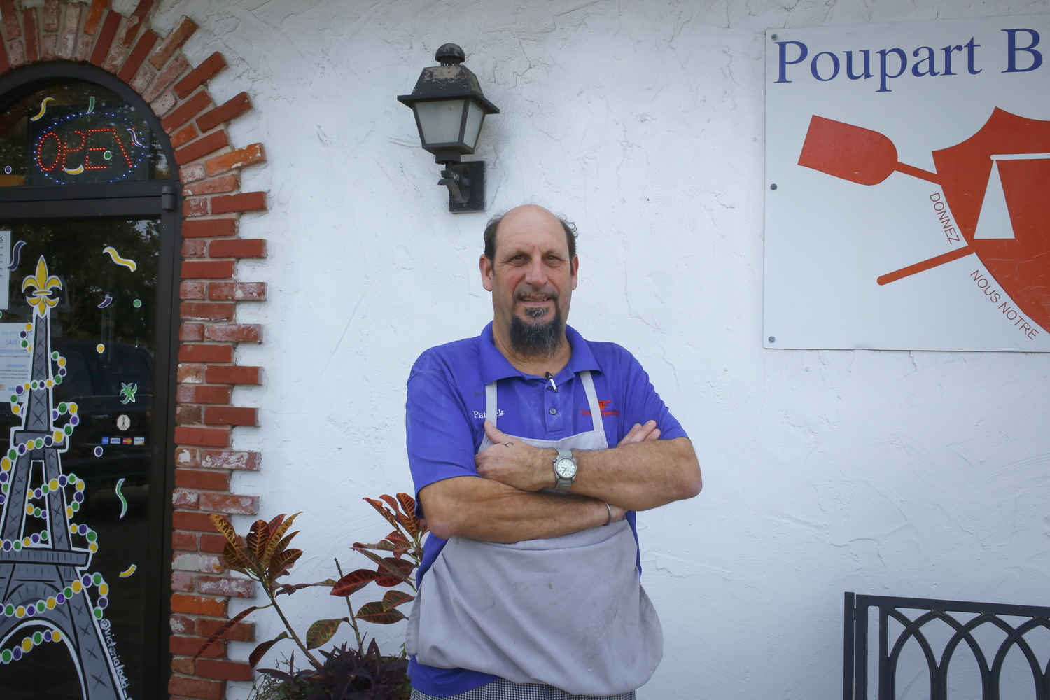 Patrick POUPART devant l’entrée de la boulangerie © Globe Reporters
