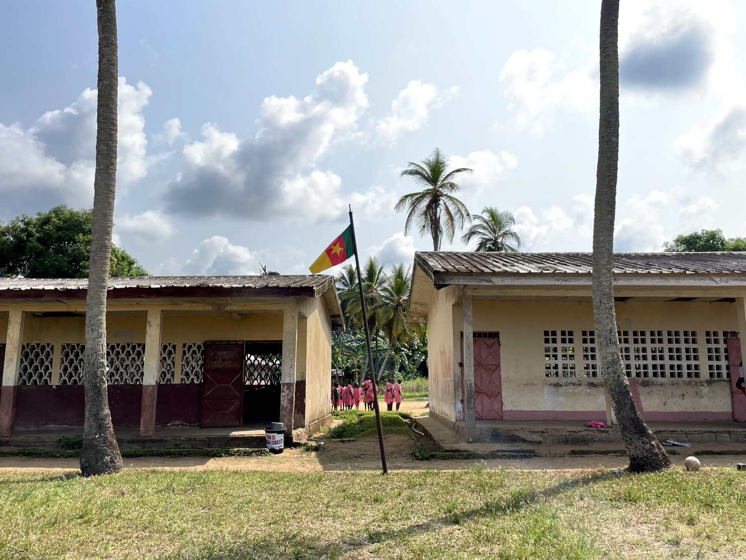 Le drapeau camerounais au centre de l’école primaire d’Ebodjé © Globe Reporters